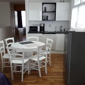 Grün-weiß Apartment